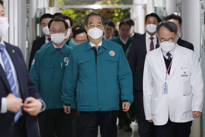 19일 한덕수 총리가 의료 현장의 대응을 점검하기 위해 서울 중구 국립중앙의료원을 방문하고 있다. (사진=연합뉴스)